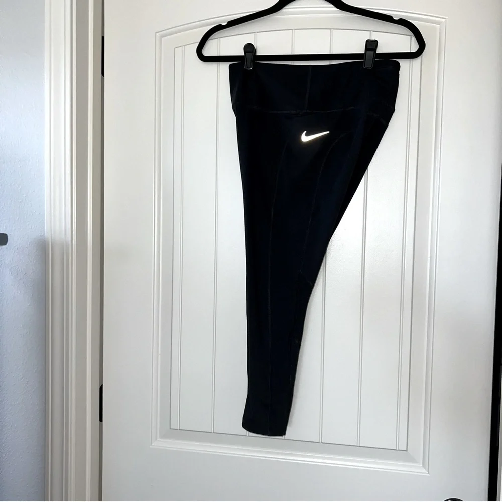 NIKE athletic capri leggings, black, size Medium